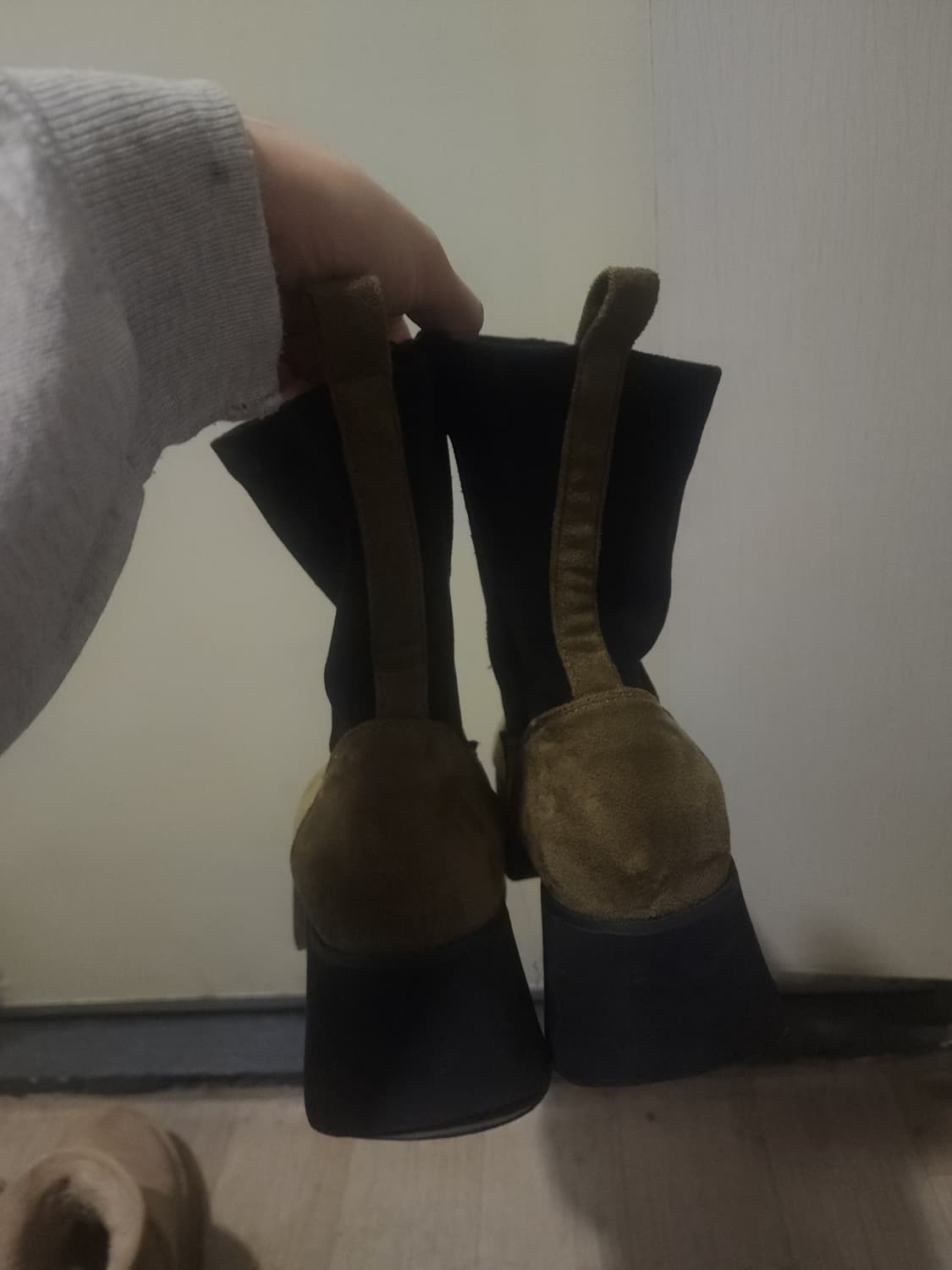 카키/블랙 스웨이드 스퀘어토 부츠 상품이미지4