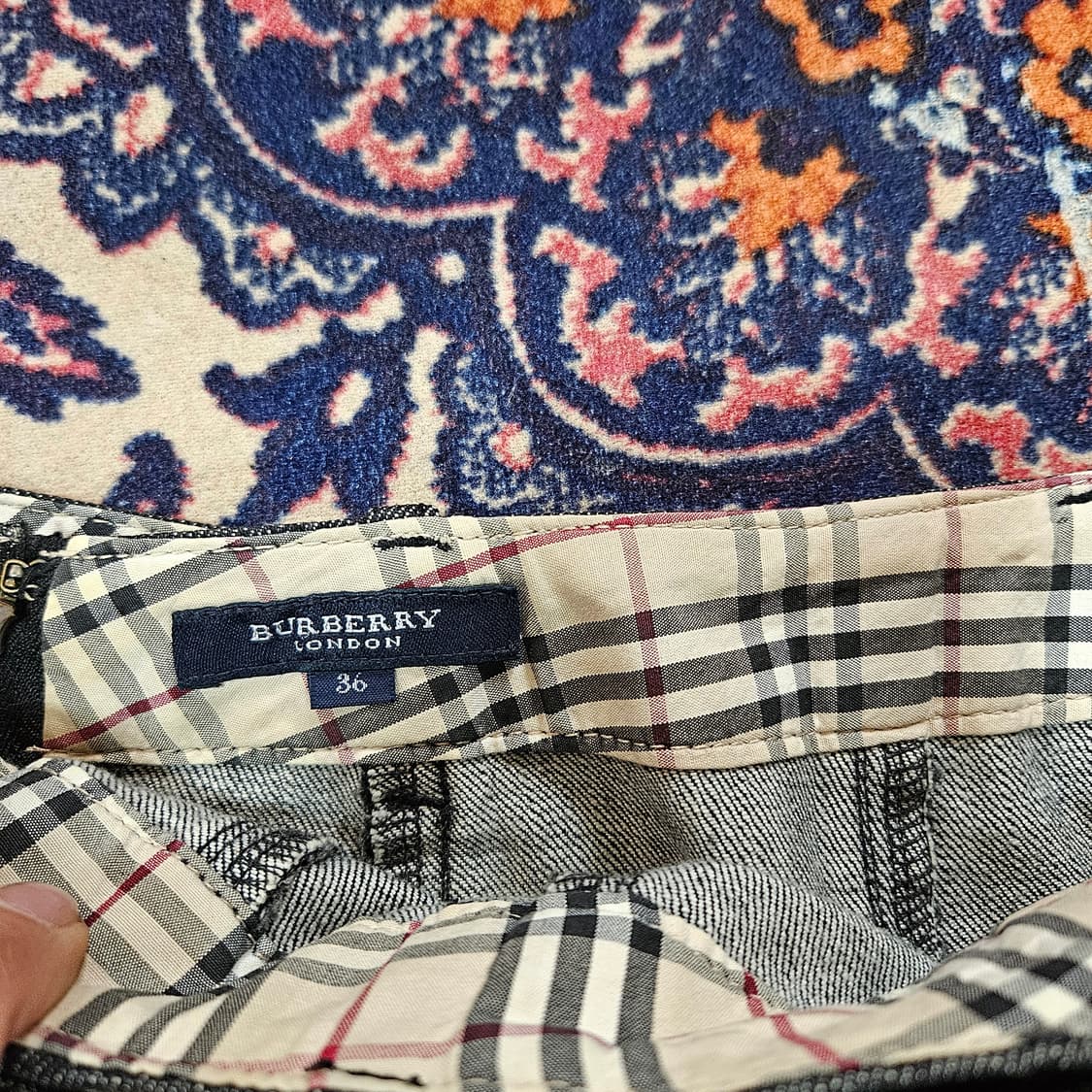 버버리(Burberry) 벨티트 데님 흑청 미디 스커트 36 상품이미지7