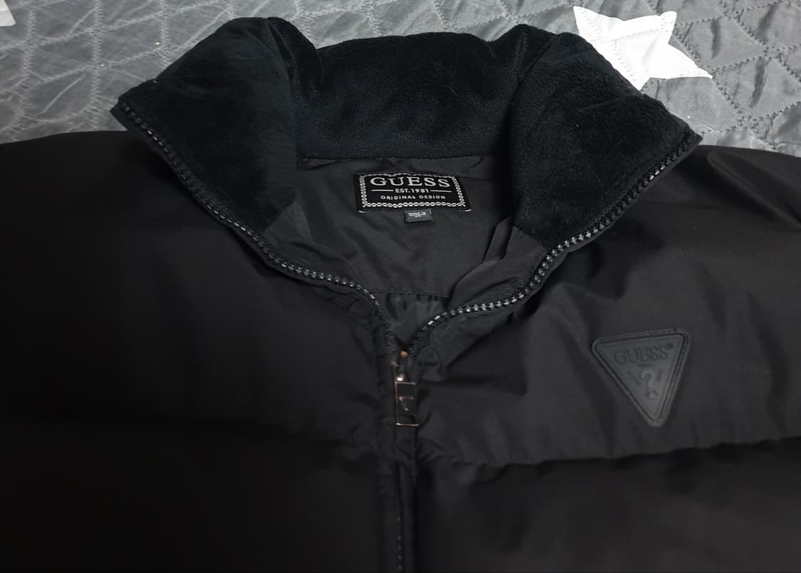 게스 덕다운 오버핏 블랙 삼각 엠블럼 숏패딩 (XS) 상품이미지3