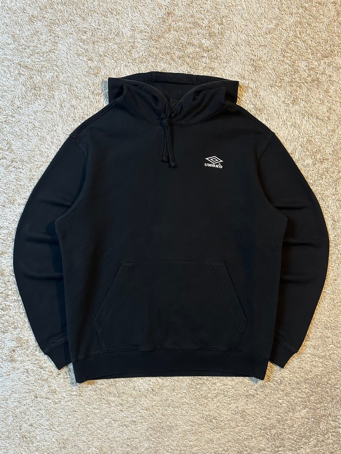 엄브로 UMBRO 에센셜 스몰로고 후드티 블랙 상품이미지1