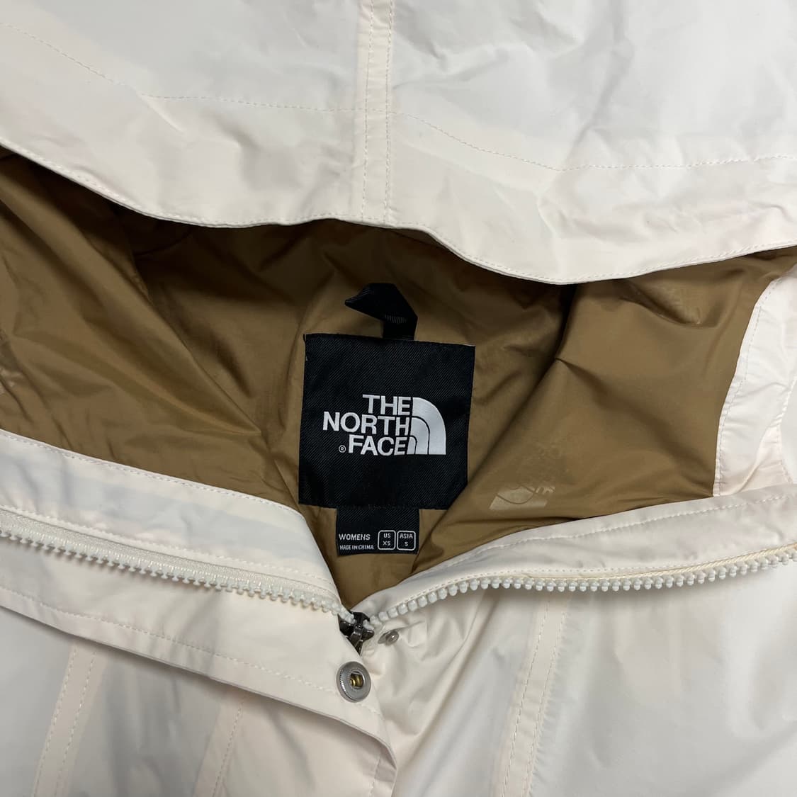The North Face cream windbreaker 상품이미지6