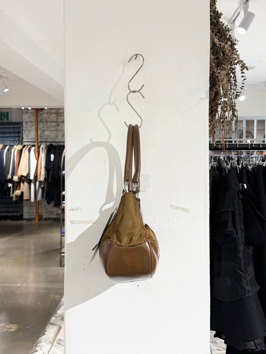 프라다 브라운 테수토 문 나일론 레더 숄더백 상품이미지3