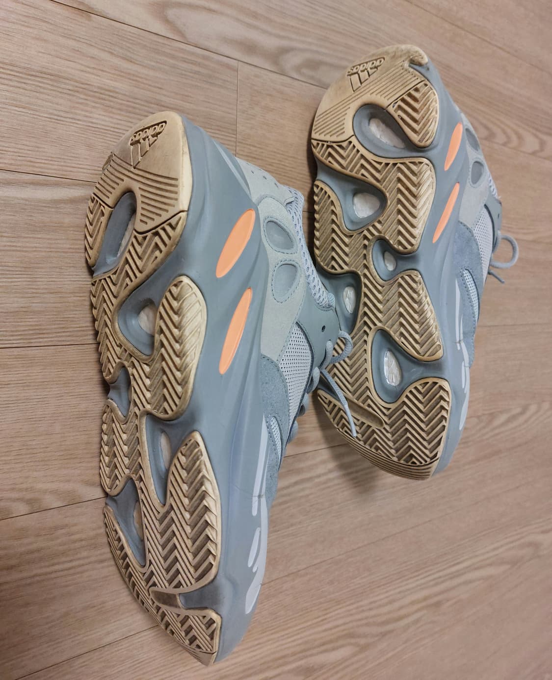 아디다스 이지 부스트 700 이너시아 상품이미지8