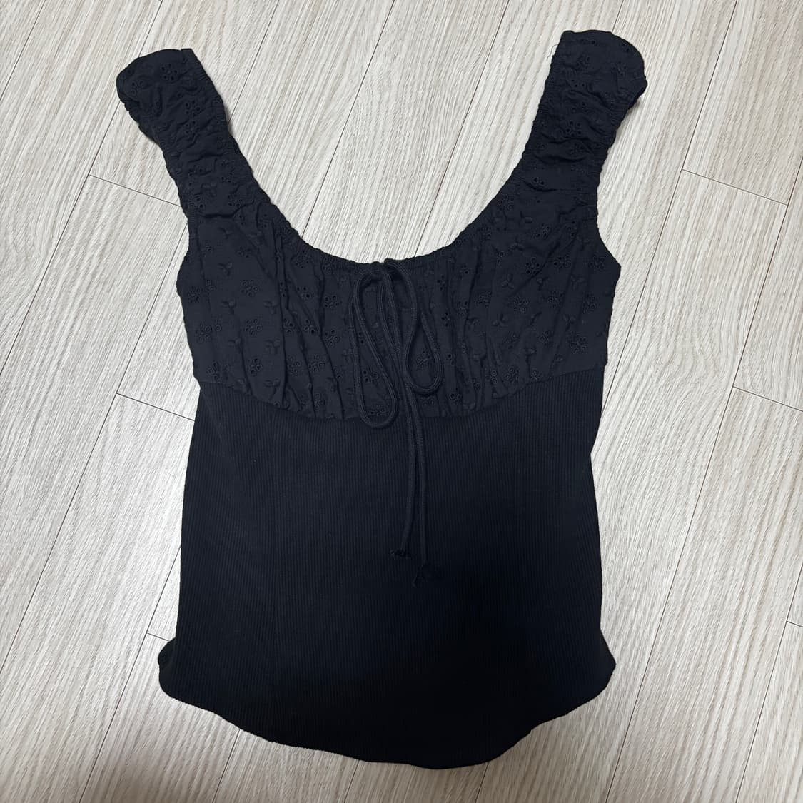 하티 최유라 펀칭 블라우스 블랙 상품이미지6