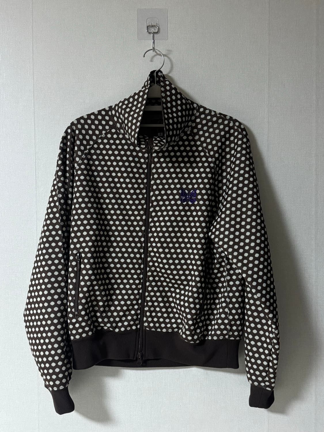 니들스 브라운 도트 트랙탑 상품이미지1