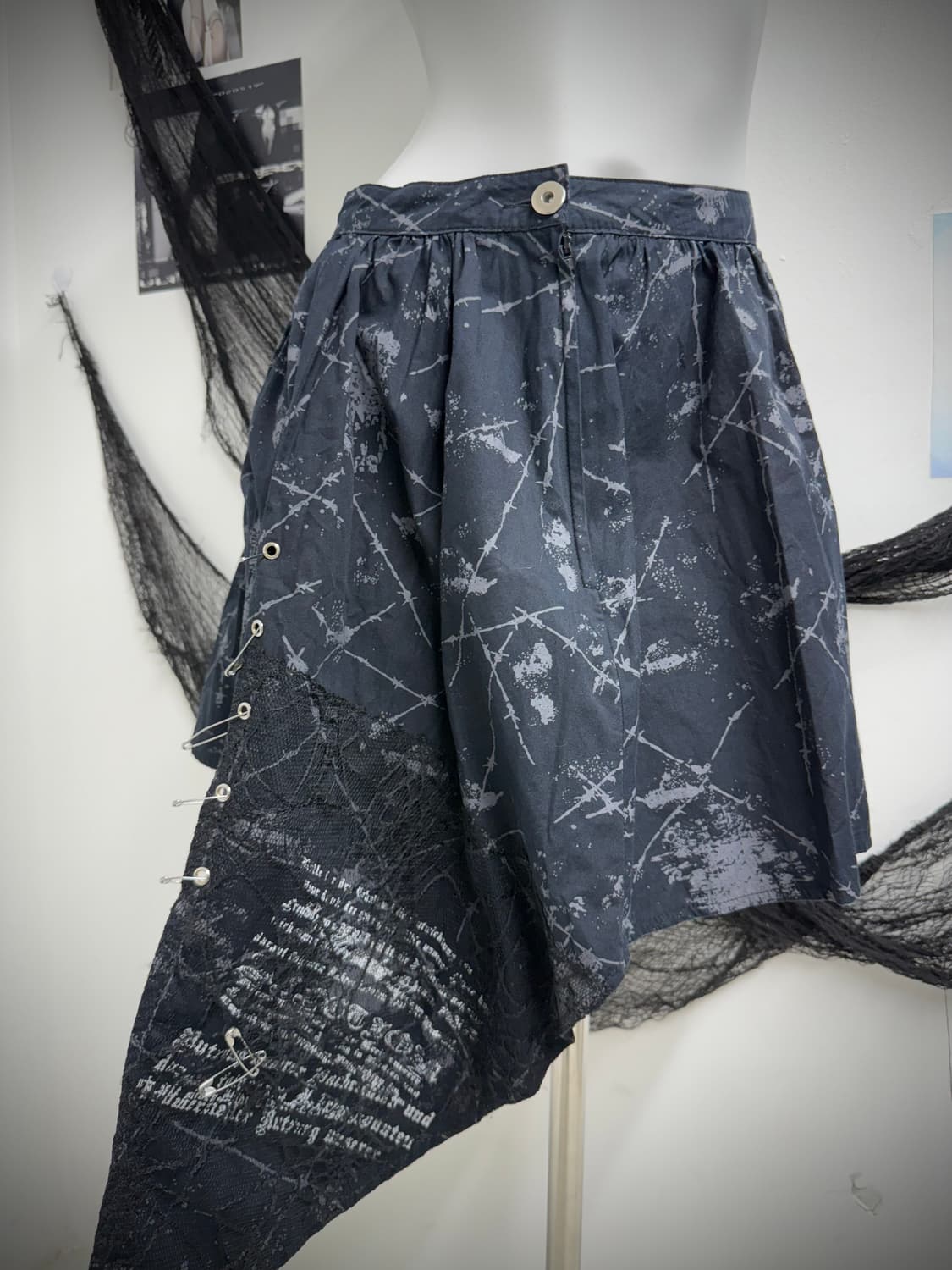 Body line pin detailed flare skirt 상품이미지3