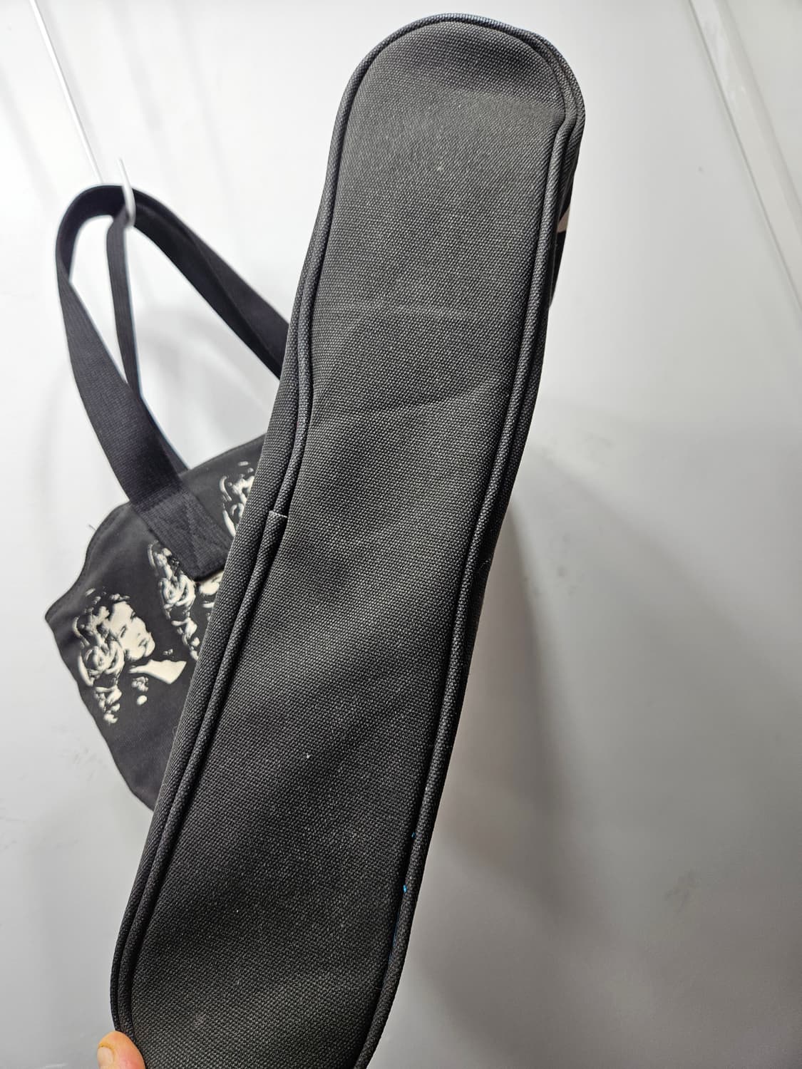 게스(Guess) 클라우디아쉬퍼 한정판 캔버스 토드백 블랙 상품이미지5