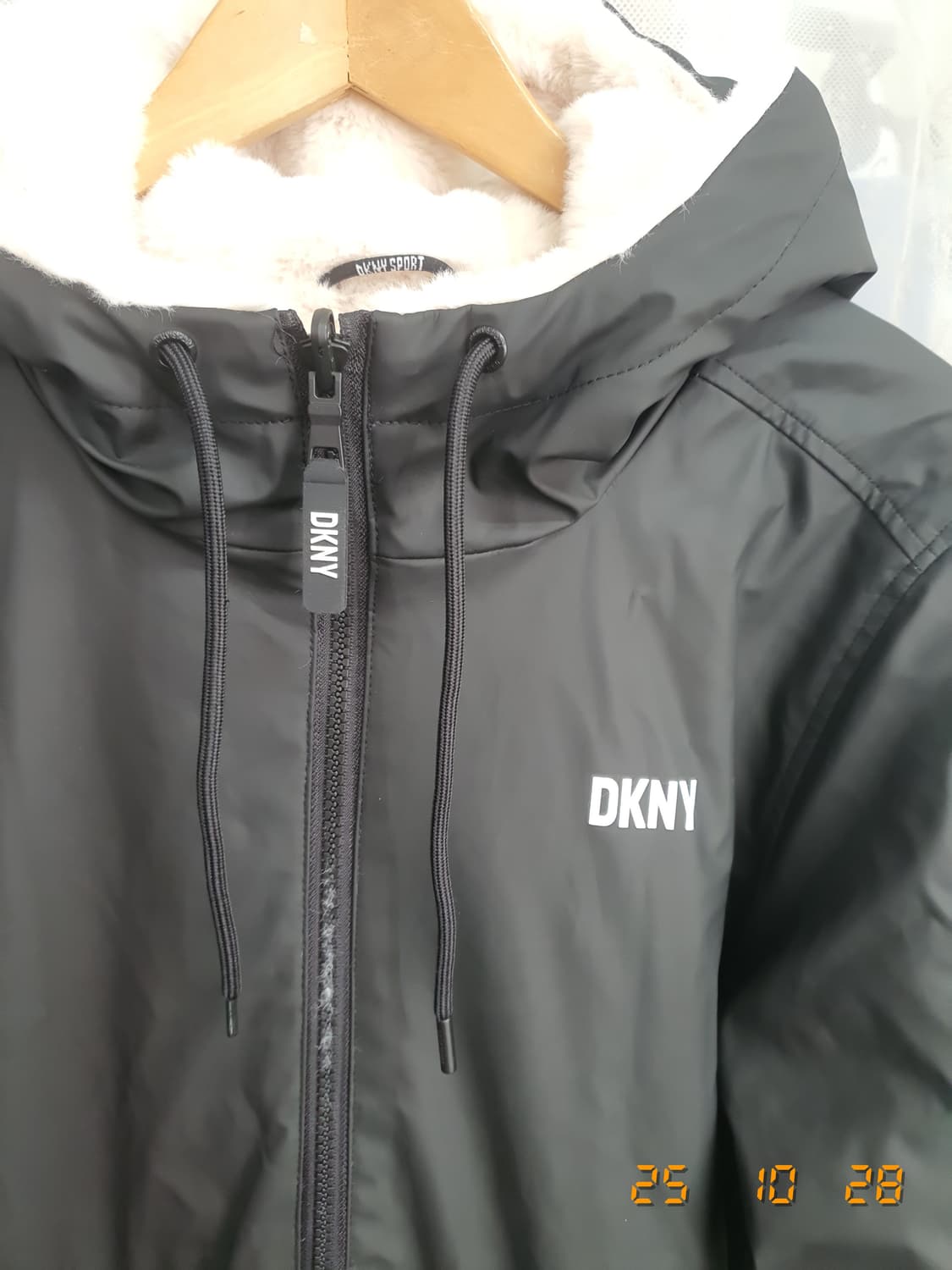 DKNY 리버시블 점퍼S 블랙/아이보리 (모자일체형) 상품이미지3
