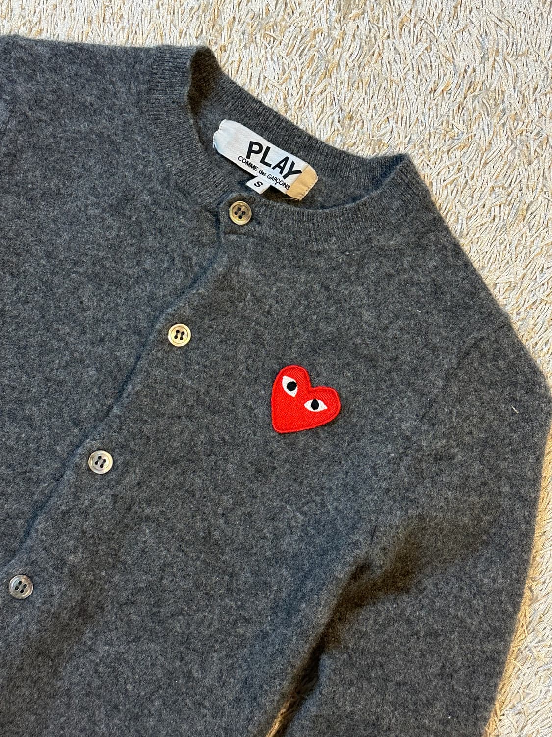 꼼데가르송 레드 하트와펜 울 가디건 그레이 상품이미지2