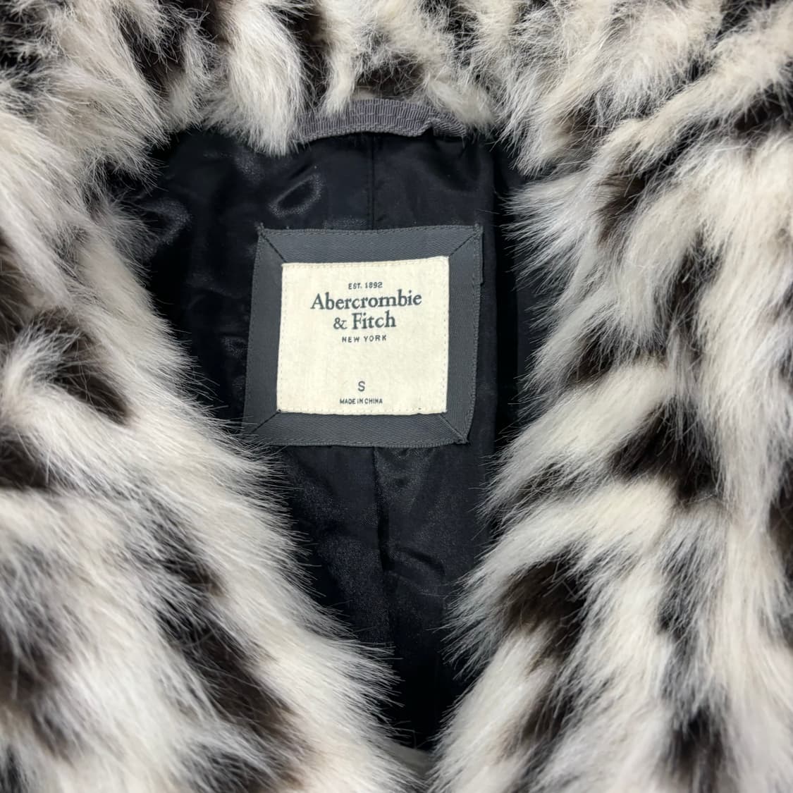 아베크롬비 퍼 지브라 흰검 자켓  상품이미지5