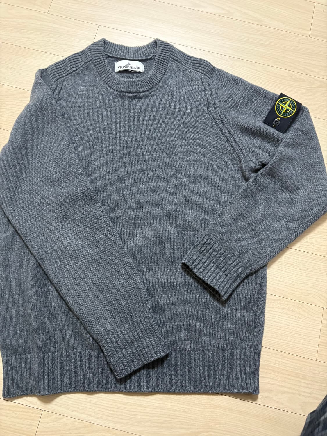 스톤아일랜드 니트 차콜색상 M 판매합니다. 상품이미지1
