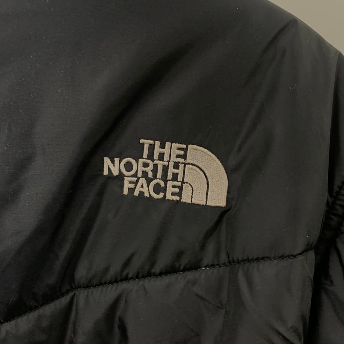 노스페이스 자수로고 블랙 경량 패딩 상품이미지5