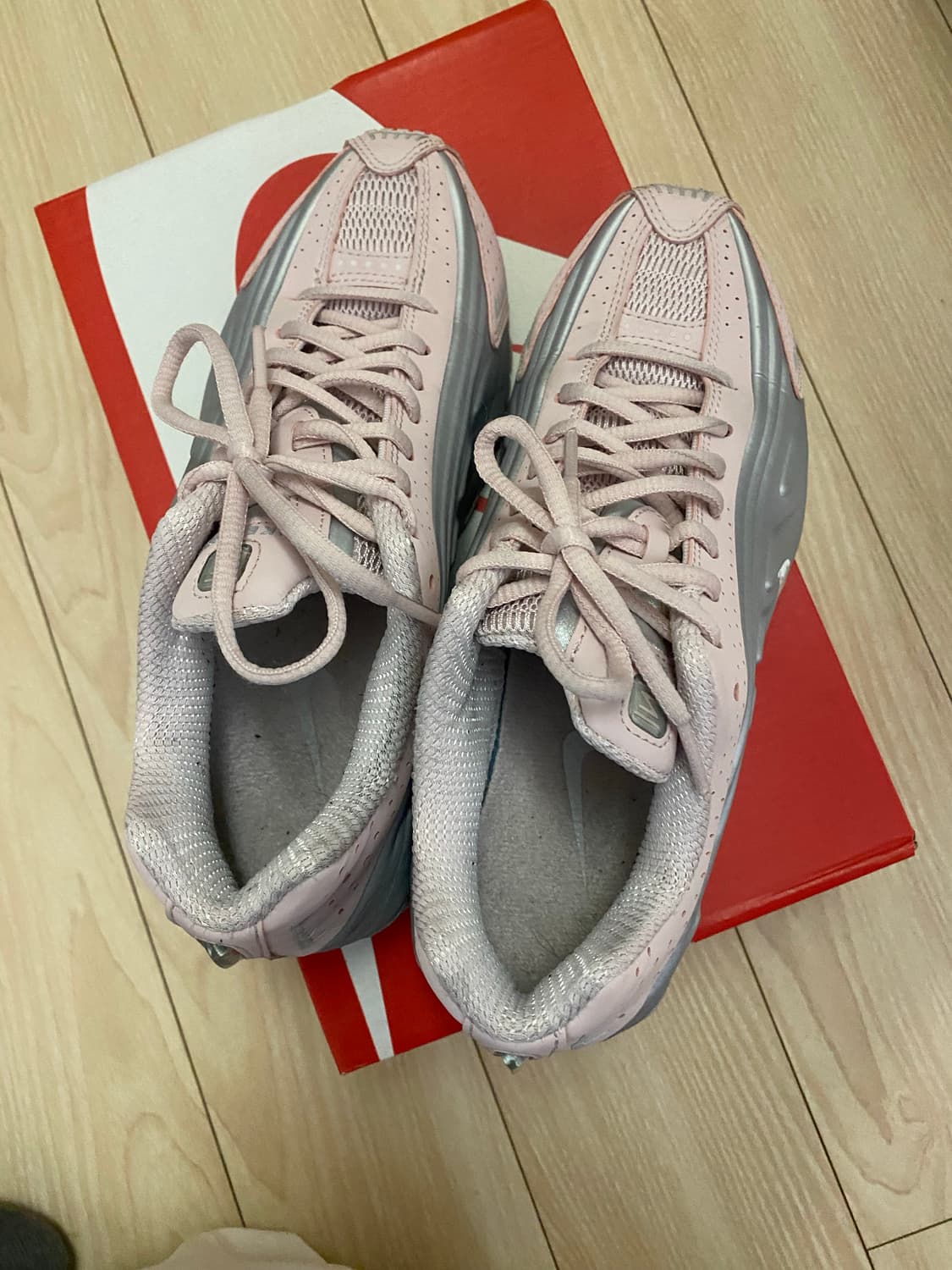 (W) 나이키 샥스 R4 베얼리 로즈 메탈릭 플래티넘 상품이미지2