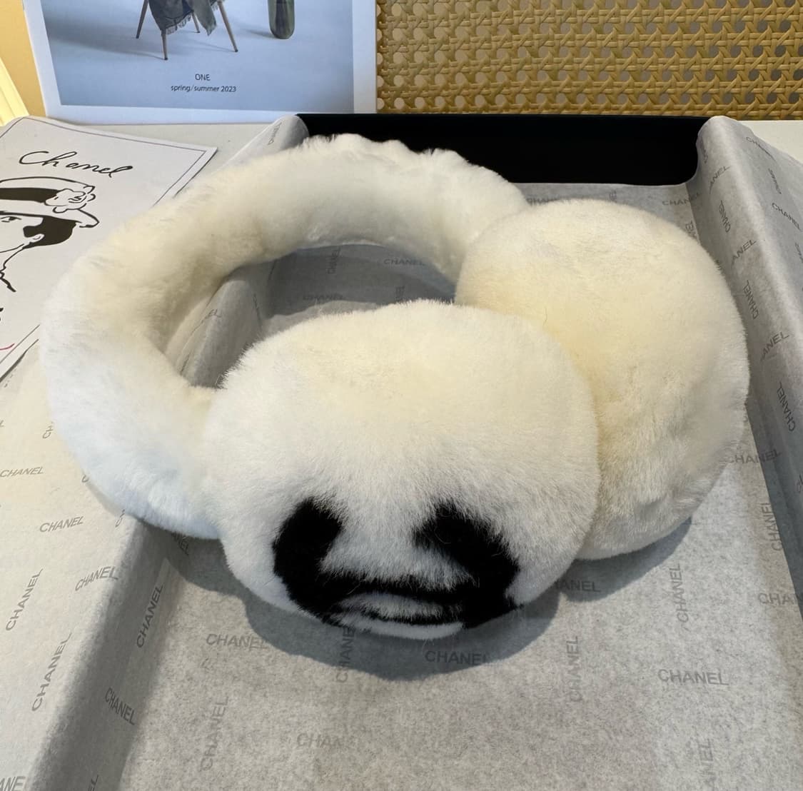 샤넬 귀마개 시어링 램스킨  에크루 상품이미지3