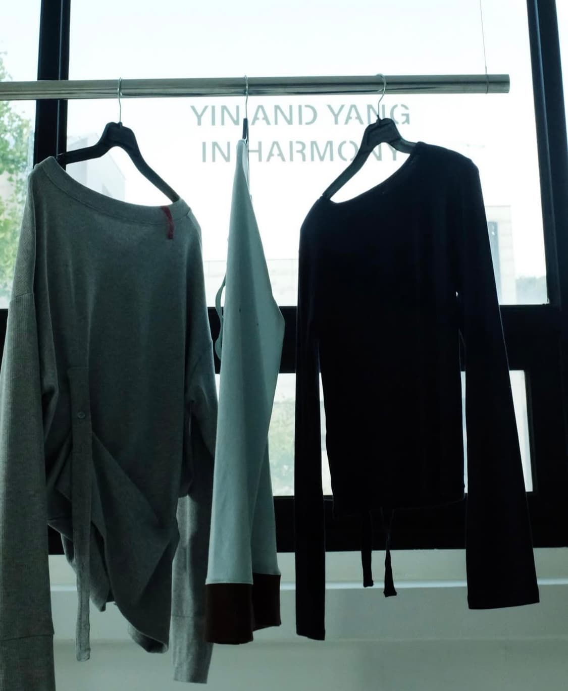 인앤양인하모니 warm up top 브이넥 오프숄더 긴팔 콜로신스 상품이미지6