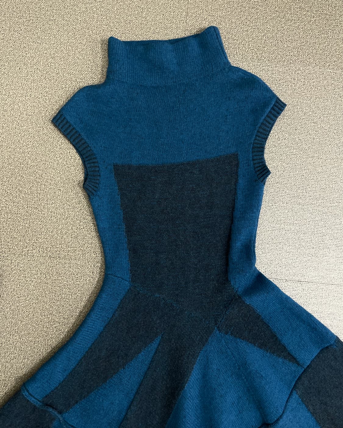 히로코 코시노 슬리브리스 니트 원피스 상품이미지3