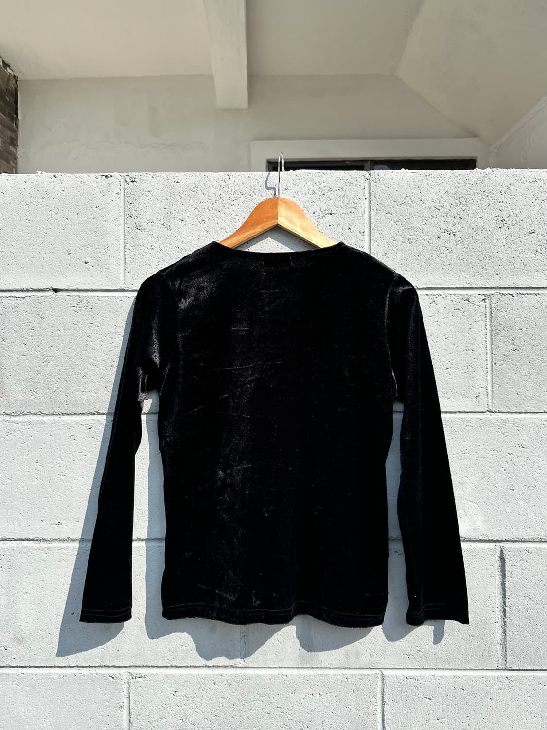 벨벳 자수 라운드 긴팔티셔츠 상품이미지3