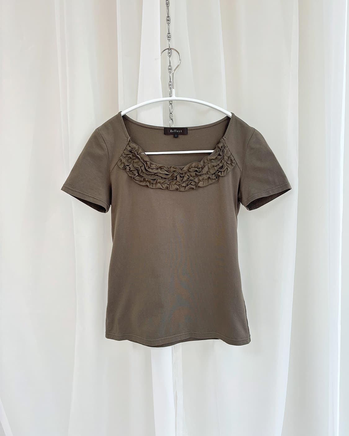 Reflect 네크 러플 트리밍 카키 브라운 반소매 티셔츠 상품이미지1
