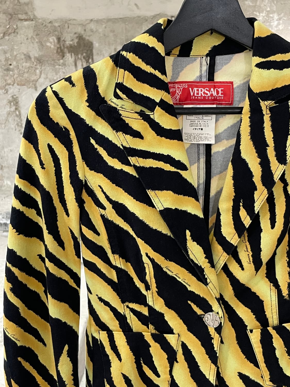 베르사체 진스 꾸뛰르 옐로우 타이거 크롭 슬림 자켓 상품이미지2