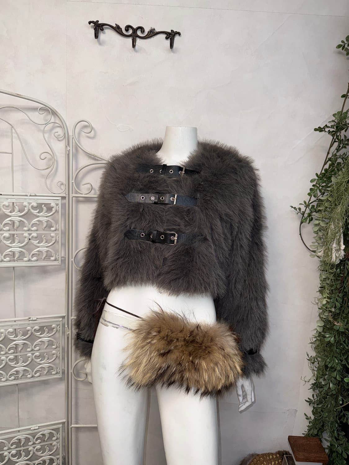 Gray belted buckle crop fur jacket  상품이미지4