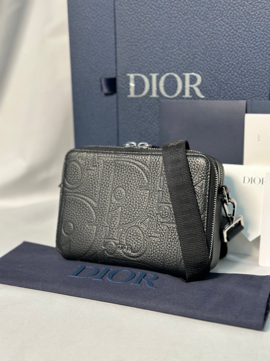 [신품급/풀구성] 디올 파우치 그래비티 레더 블랙 크로스백 상품이미지3