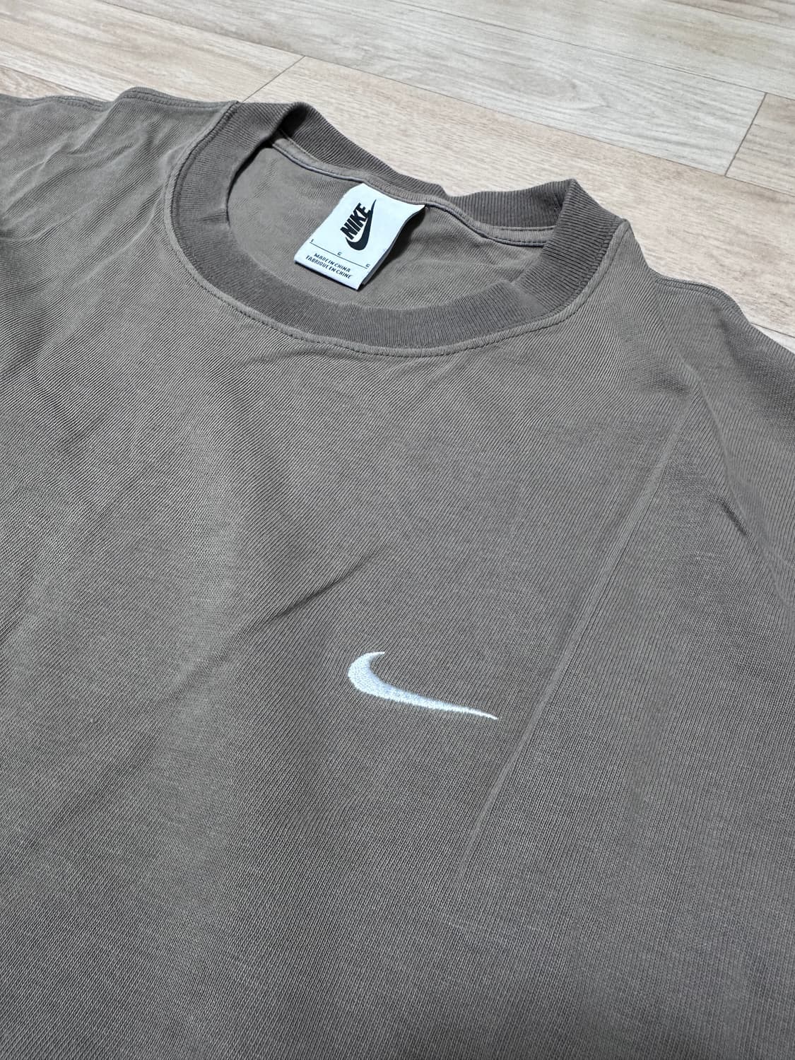 [L:US]나이키 NRG 솔로 스우시 티셔츠 올리브 그레이 상품이미지3