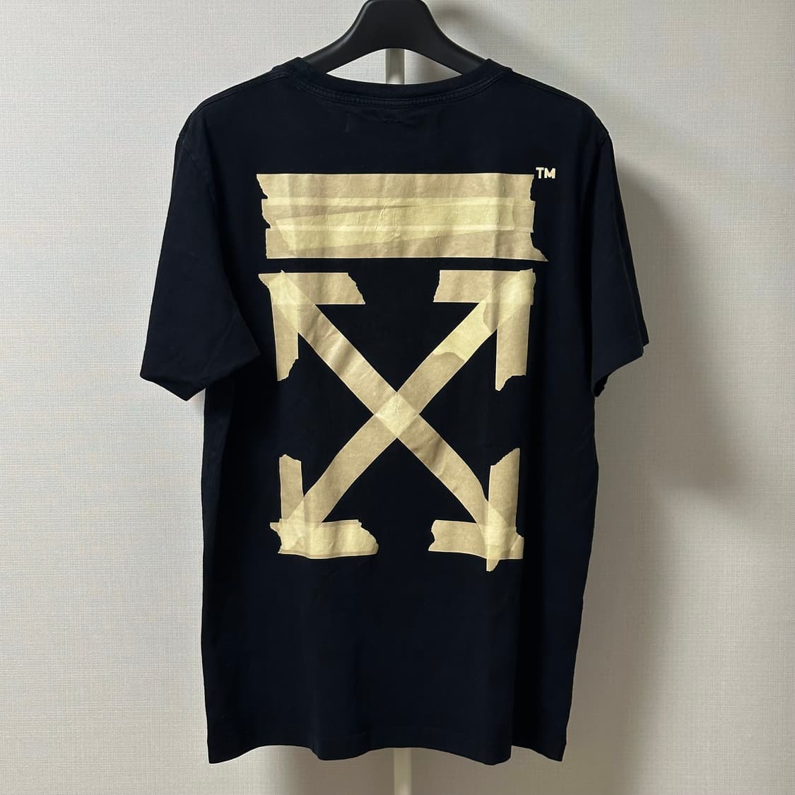 [XL] 오프화이트 테이프 애로우 반팔 티셔츠 블랙 상품이미지1