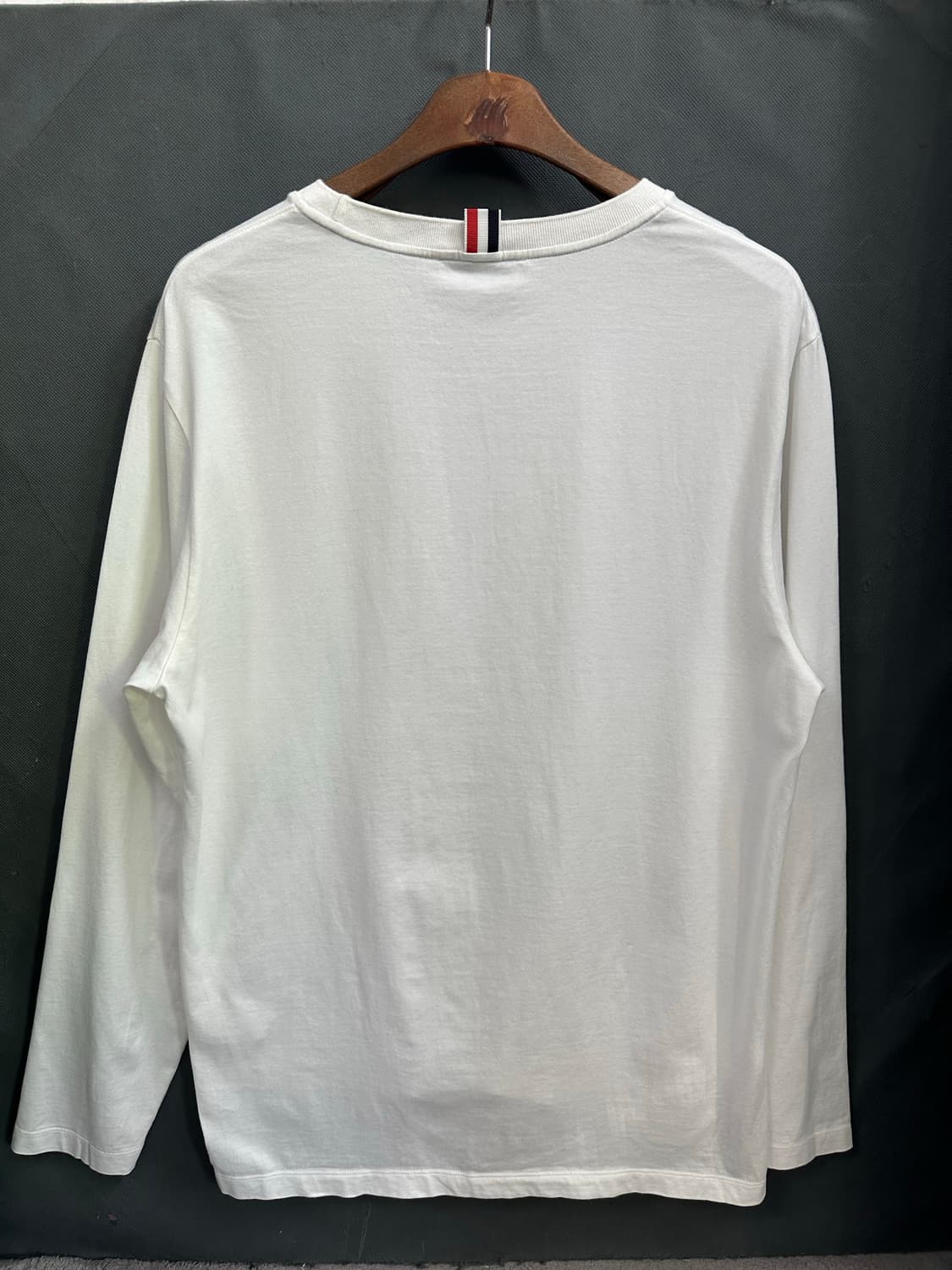 톰브라운 슬릿 라운드 티셔츠 - 화이트 / MJS068A0004210 상품이미지5