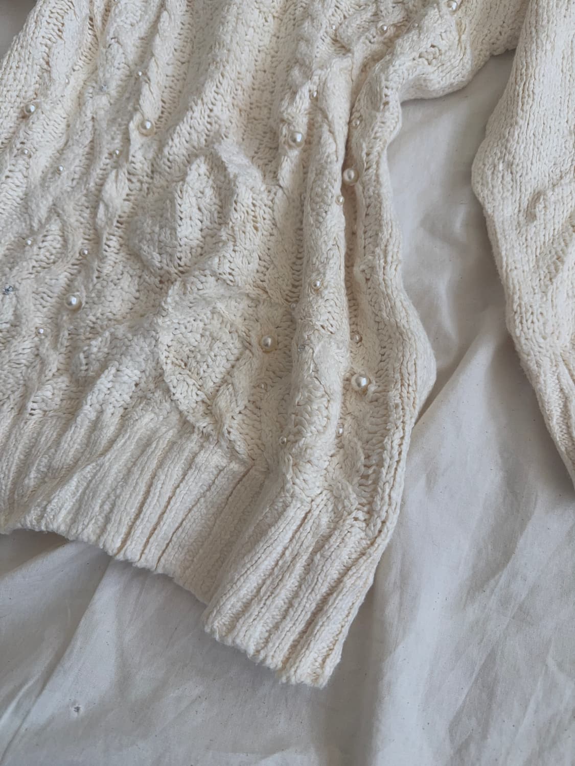 잉그니 러블리 폭닥 꽈베기 진주 니트 상품이미지3