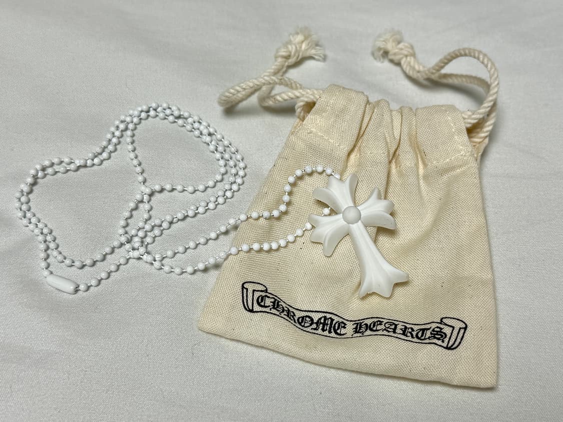 크롬하츠 실리크롬 크로스 펜던트 화이트 판매합니다! 상품이미지1