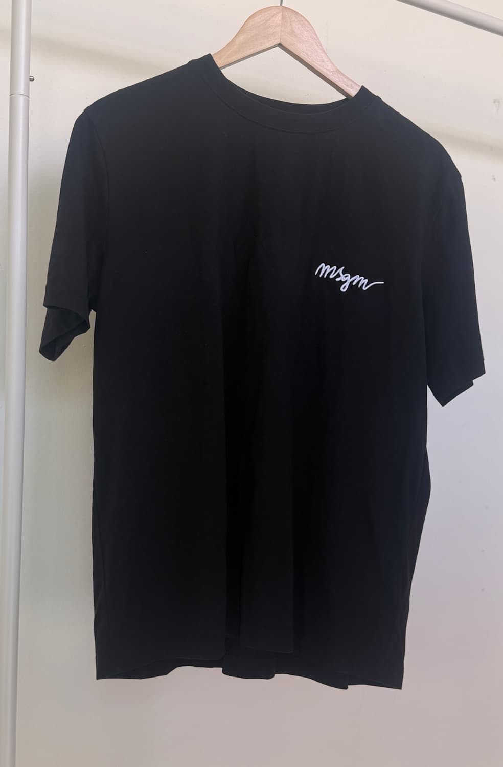 MSGM 자수 로고 커시브 코튼 크루넥 티셔츠 블랙 상품이미지1