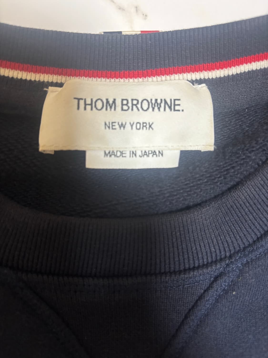 [2]톰브라운 사선완장 맨투맨 네이비 상품이미지2