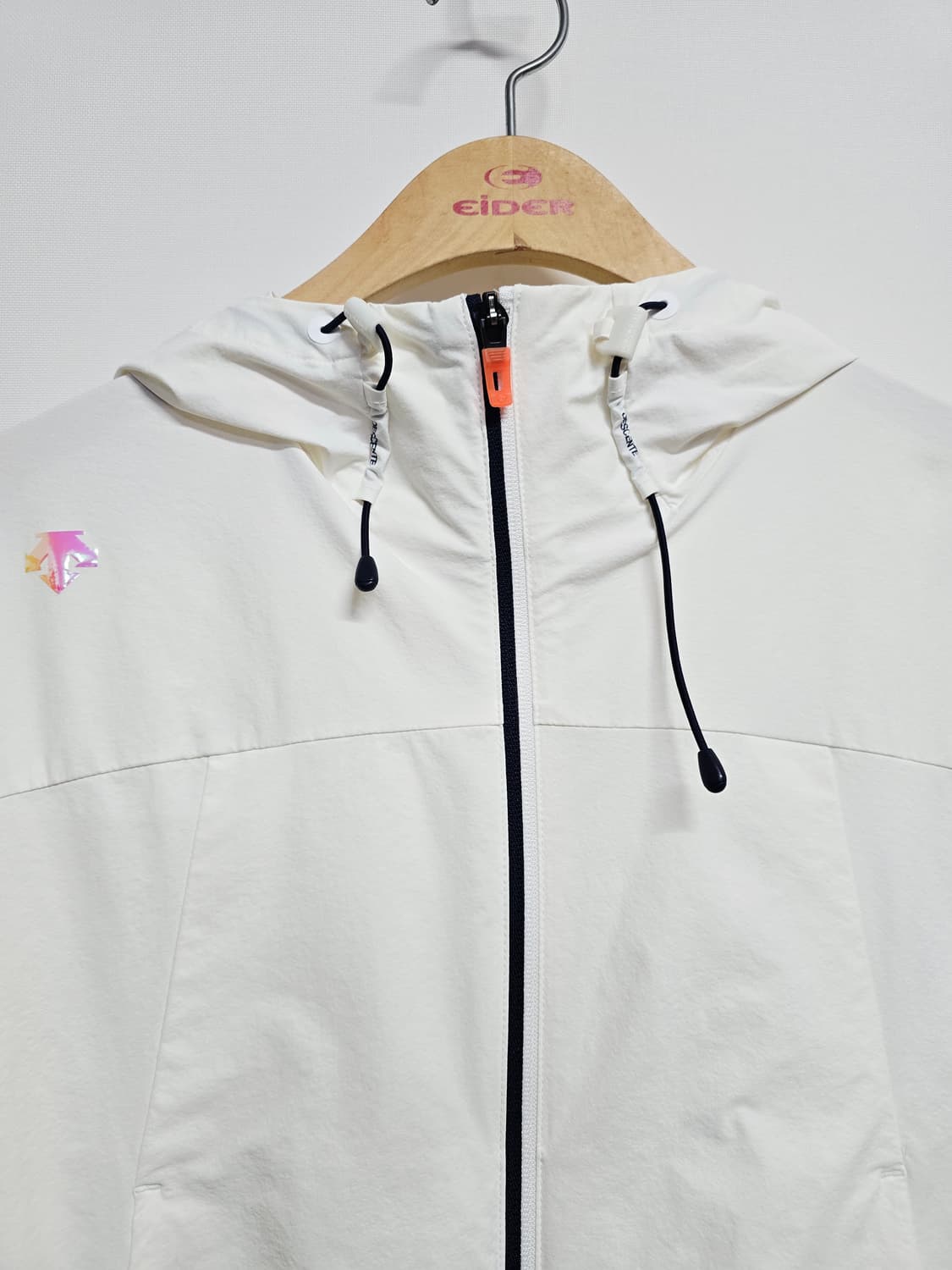 데상트 여성용 화이트 후드 바람막이 상품이미지2