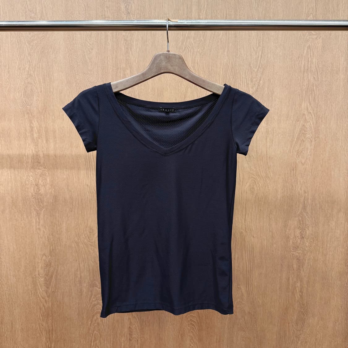 띠어리 브이넥 기능성 반팔 티셔츠 펀칭 메쉬 텍스처 블랙 상품이미지2