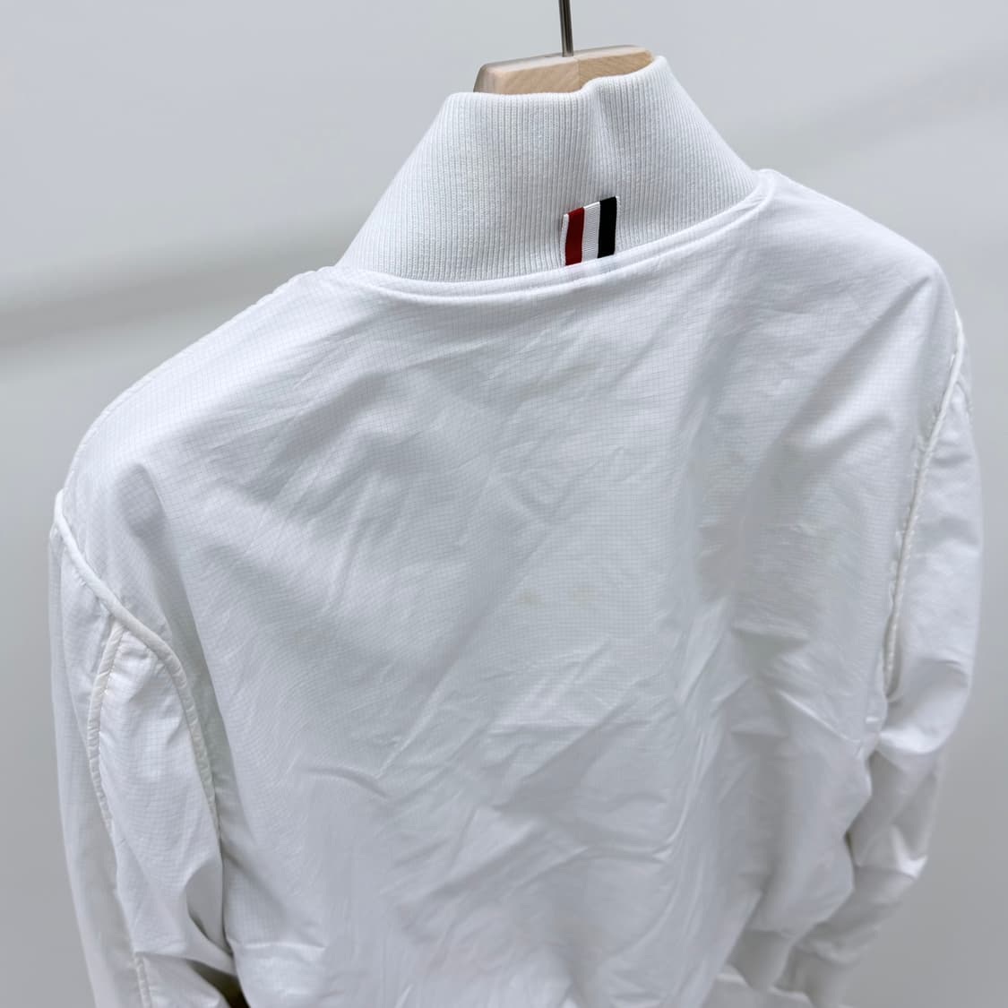 [B급/3] 톰브라운 삼선 로고 봄버 자켓 화이트 상품이미지5