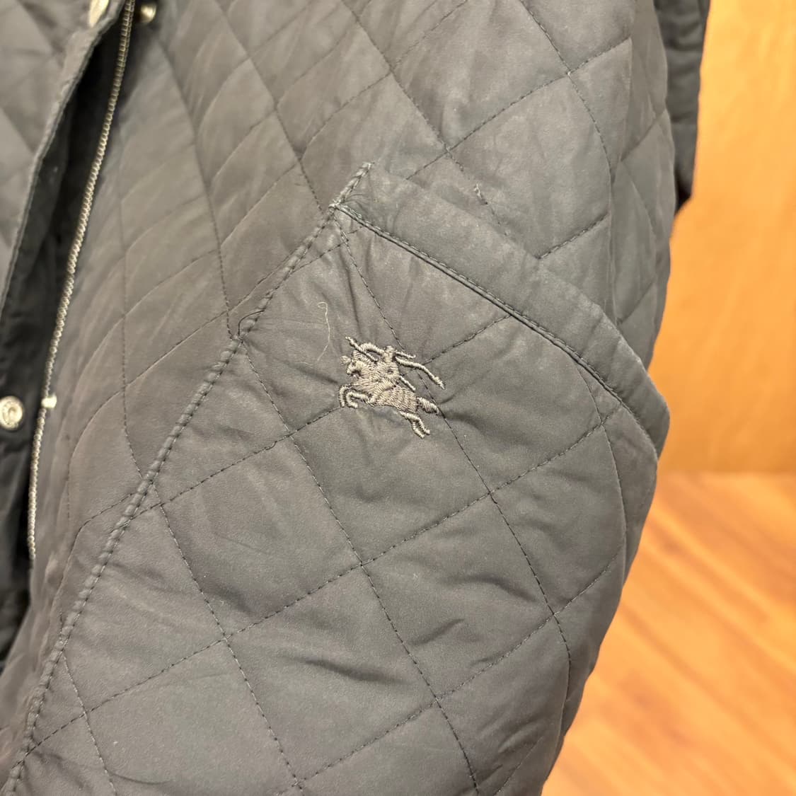 버버리 런던 클래식 퀄팅 자켓 체크 안감 플랫 카라 포켓 디테일 블랙 상품이미지7