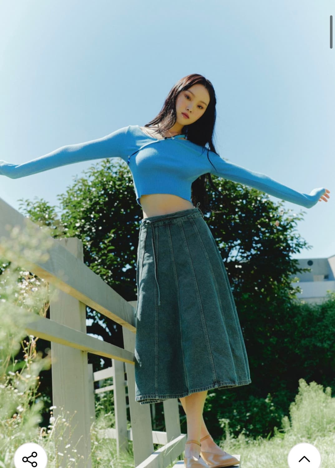 다이애그널 스트랩 버튼 스카이 숄더 트임 크롭 슬림 니트 롱 슬리브 상품이미지1