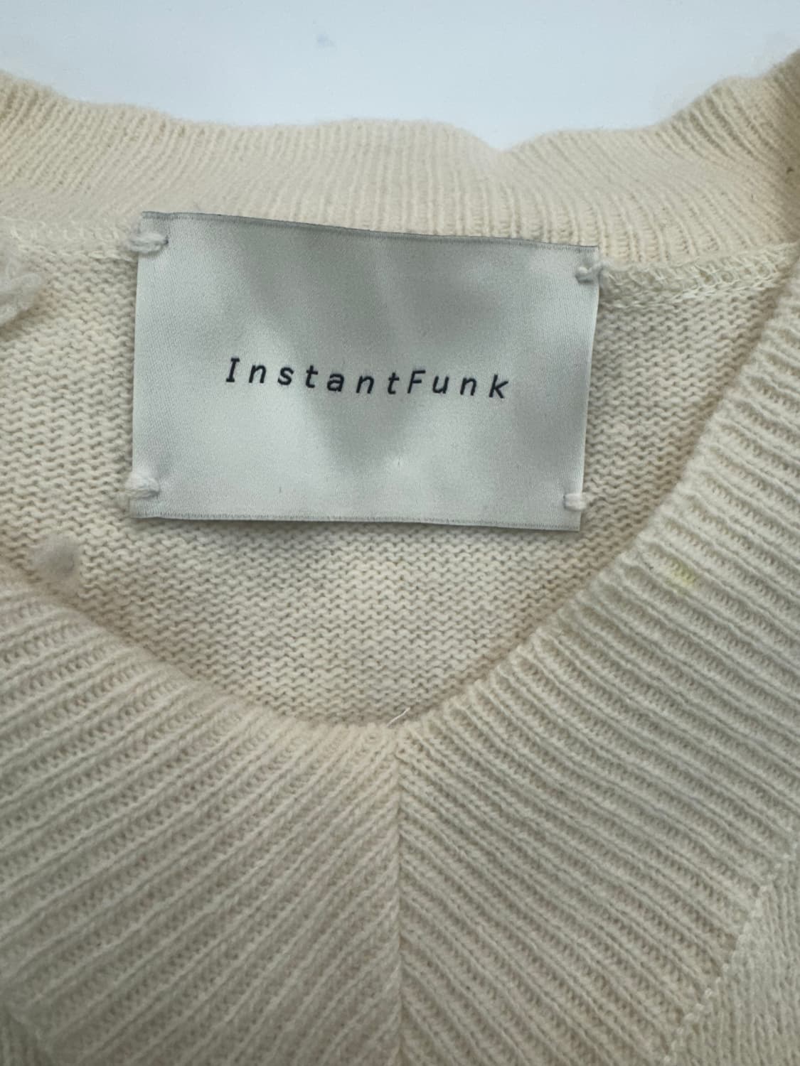 인스턴트펑크 브이넥 오버핏 디스트로이드 니트 아이보리 상품이미지5