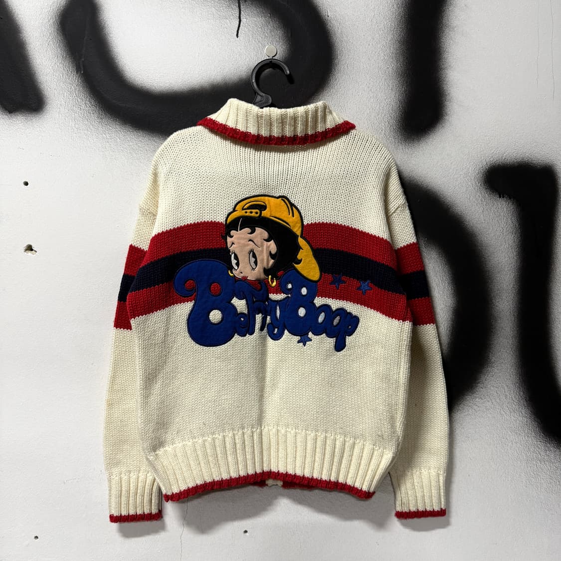 90-00s 베티붑 USA 올드스쿨 자수 패치 디테일 집업 아크릴 니트 상품이미지1