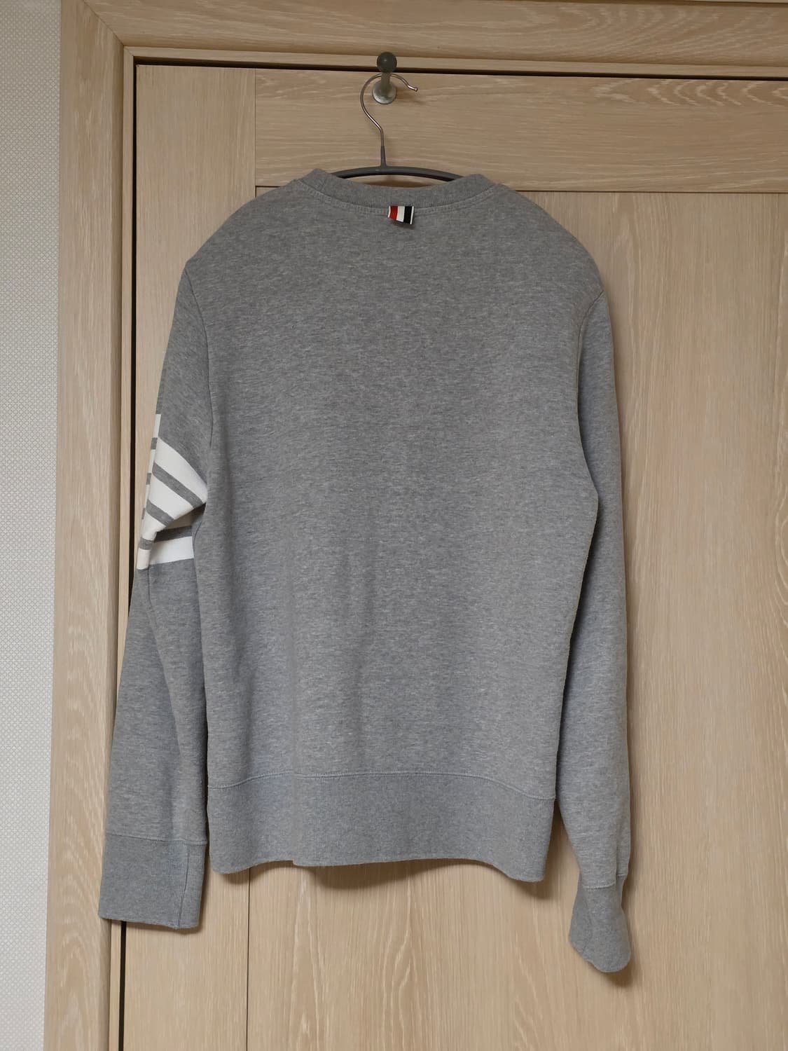 [3사이즈]24년 톰브라운 엔지니어드 사선완장 맨투맨 그레이 상품이미지8