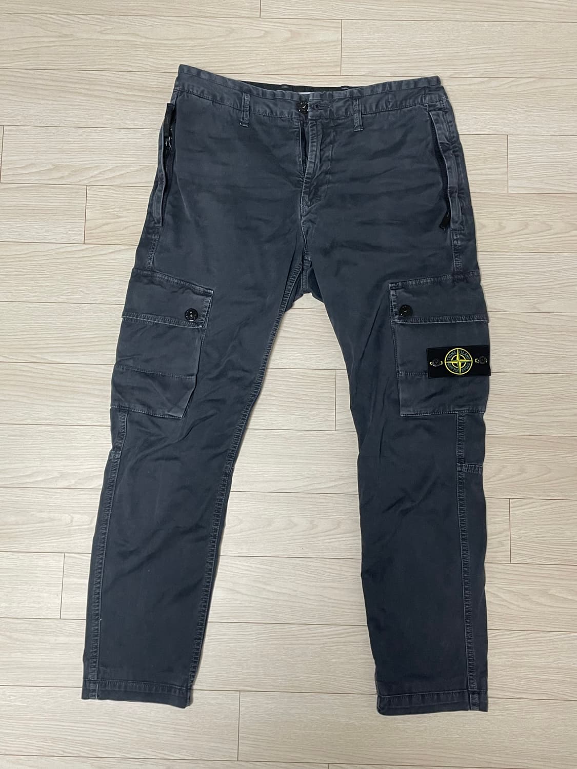 [ 31 ] 22ss 스톤아일랜드 와펜패치 카고팬츠 차콜 상품이미지1