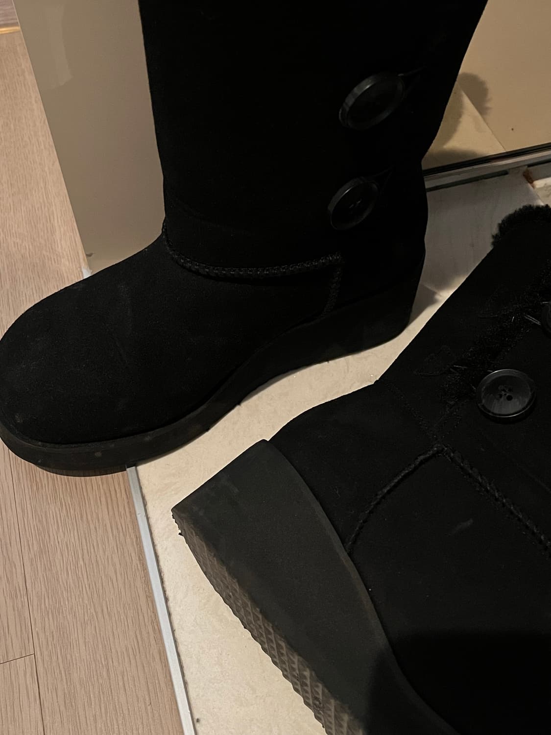 다이닛 FUR BUTTON BOOTS IN BLACK 상품이미지2