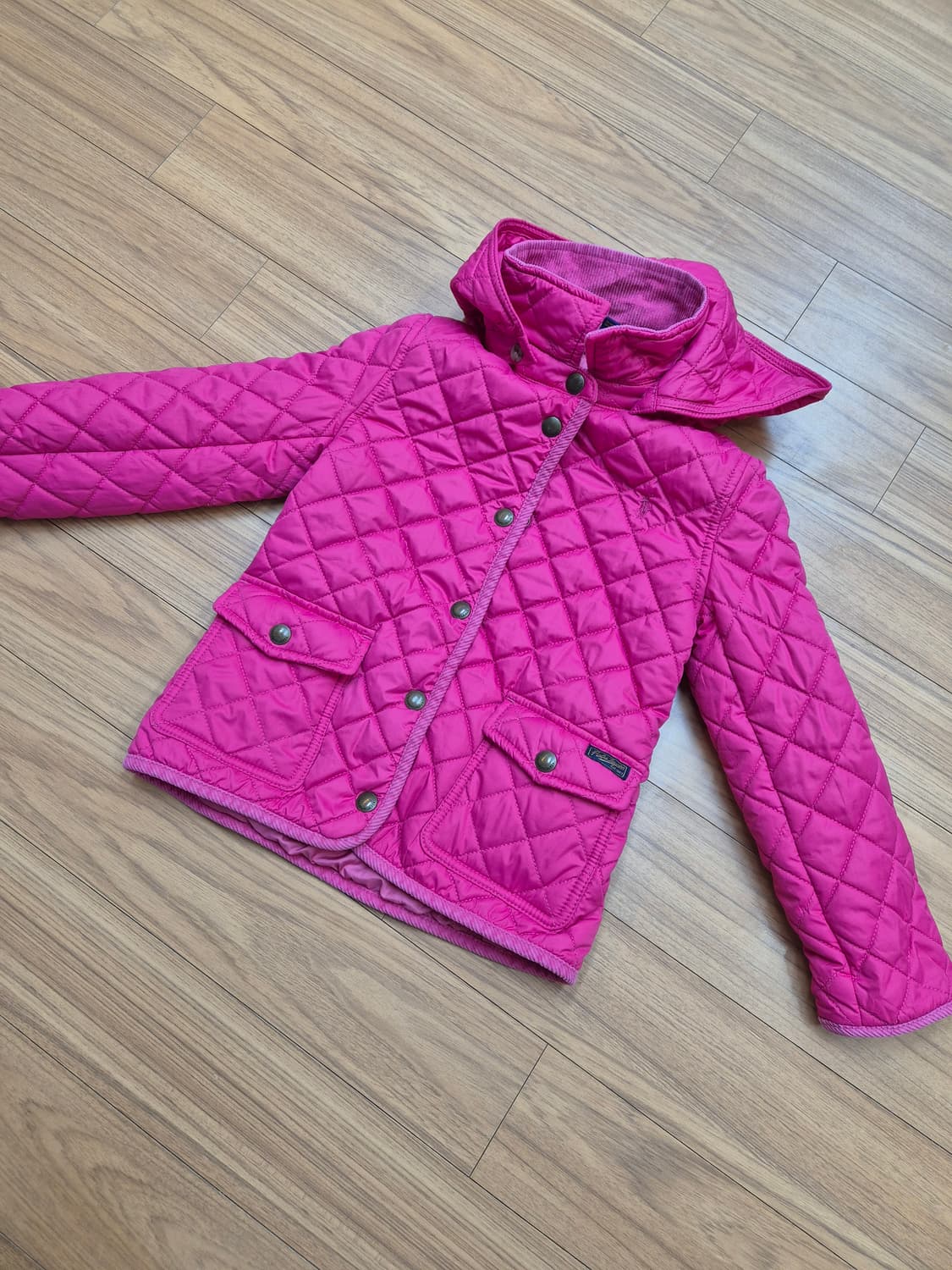 쨍한 핫핑크 컬러 폴로 퀼팅 자켓입니다. 겉감은 튼튼한 폴리 소재이고,  상품이미지1