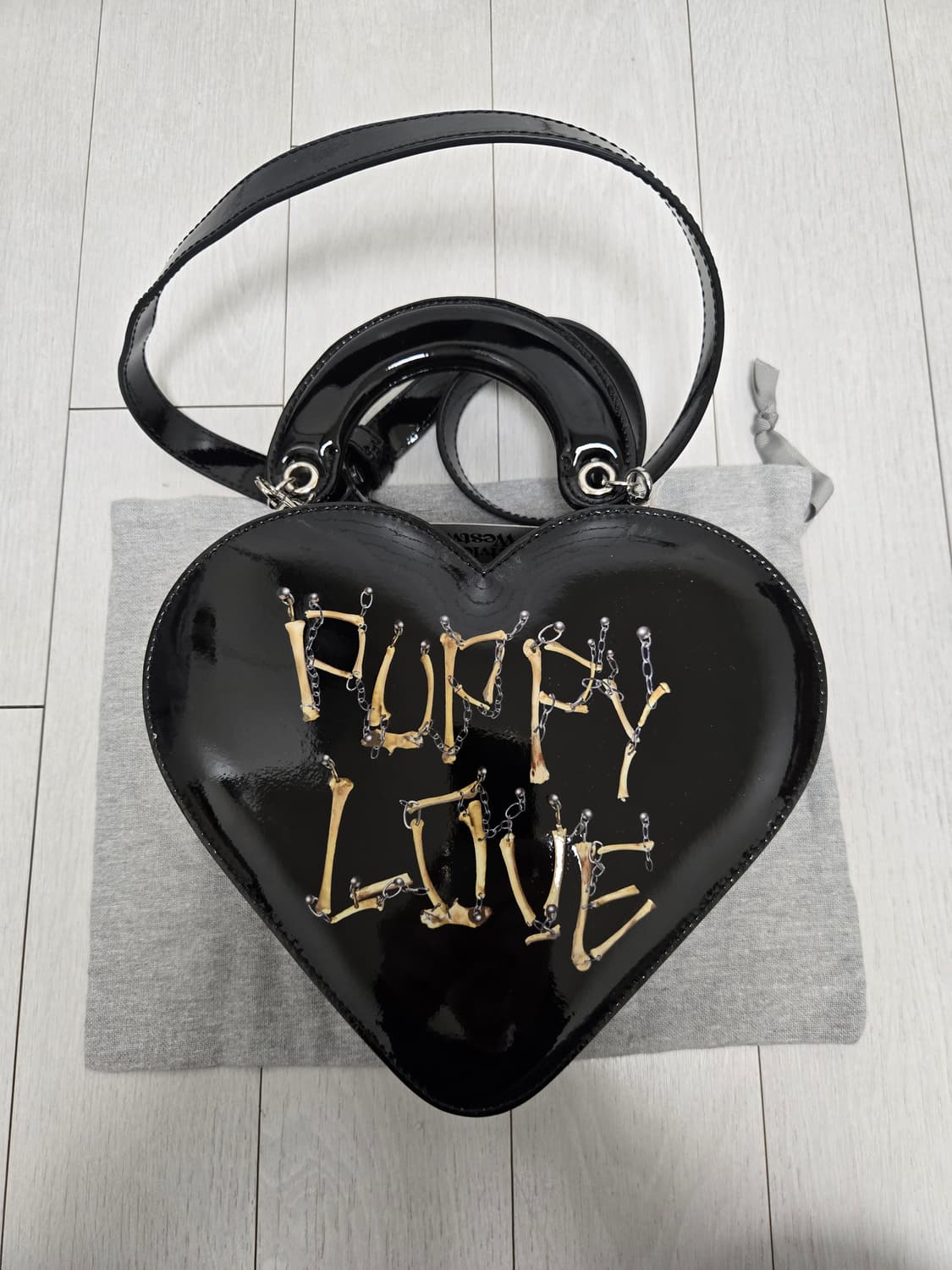 (새상품) 비비안웨스트우드 블랙하트 크로스백 상품이미지1