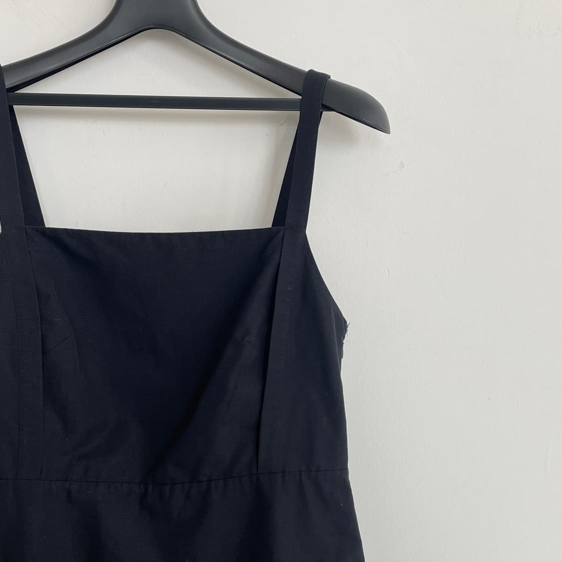 코스 블랙 끈나시 원피스 상품이미지3