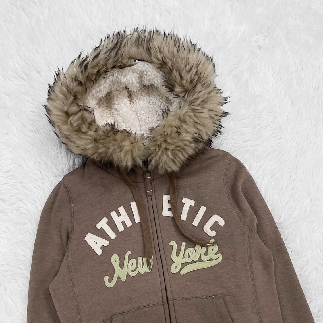 스파오 어센틱 아치 로고 울프죠 후드집업 브라운 상품이미지3