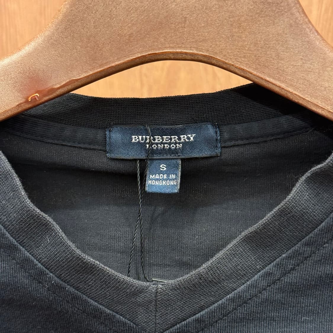 버버리 런던 브이넥 반팔 티셔츠 노바체크 숄더 디테일 자수 로고 블랙 상품이미지7