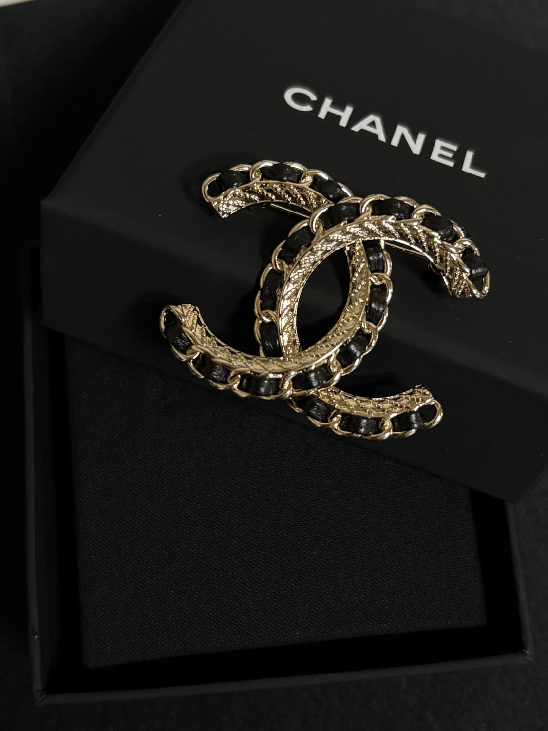 샤넬 정품 cc로고 업사이클링 메탈 레더 골드 브로치 상품이미지3
