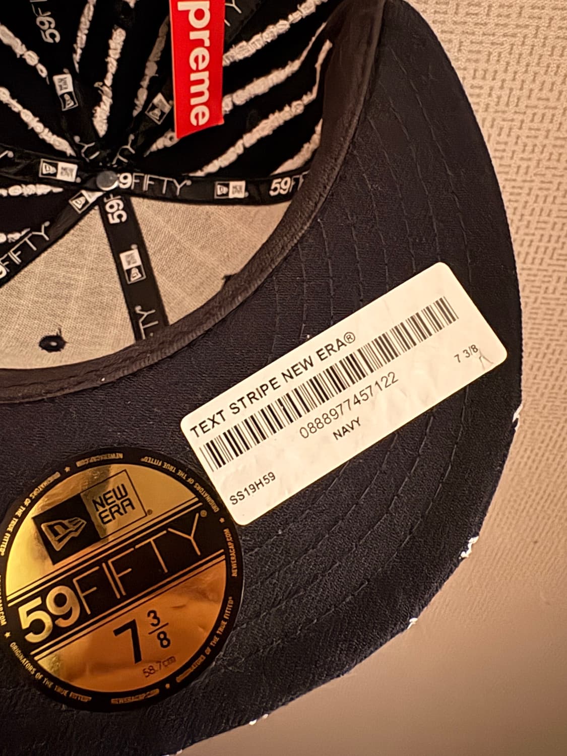 슈프림X뉴에라 콜라보 텍스트 스트라이프 캡 블랙 상품이미지3