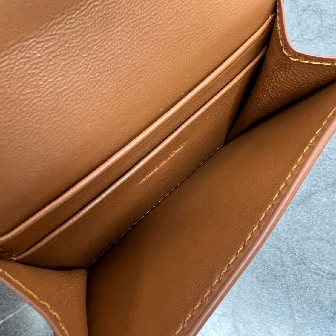 플랩 트리옹프 카드 지갑 - 샤이니 카프스킨(브론즈)
 상품이미지9
